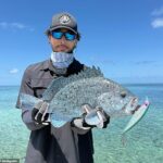 Simmons ukazuje, čo vyzerá ako kanica. Austrálčan je teraz súťažným rybárom