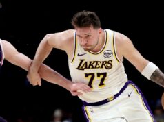 Vzhľad Lakers: Nick Smith Jr. žiari s Austinom Reavesom bokom Vzhľad Lakers: Nick Smith Jr. žiari s Austinom Reavesom bokom