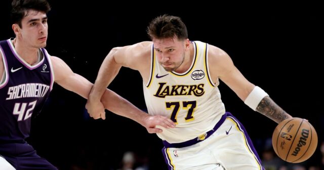 Vzhľad Lakers: Nick Smith Jr. žiari s Austinom Reavesom bokom
