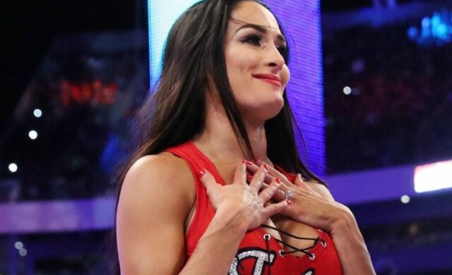 WWE Diva Nikki Bella podľa fanúšikov randí s hviezdou o 20 rokov mladšou ako ona
