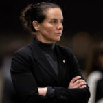 Ffion Morgan a Ceri Holland kráčajú, aby nastúpili do tímového autobusu Walesu