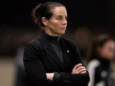 Walesový rok bez víťazstva priniesol „najväčší rast v histórii“ Ffion Morgan a Ceri Holland kráčajú, aby nastúpili do tímového autobusu Walesu