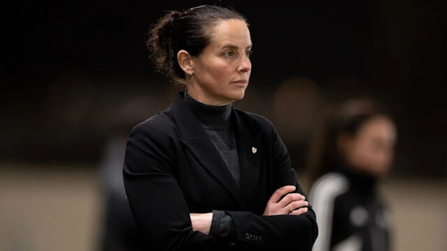 Walesový rok bez víťazstva priniesol „najväčší rast v histórii“ Ffion Morgan a Ceri Holland kráčajú, aby nastúpili do tímového autobusu Walesu