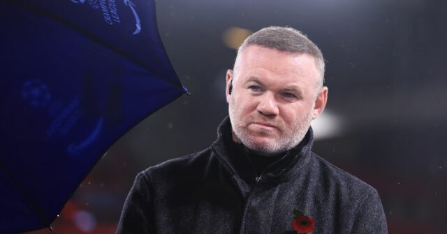 Wayne Rooney udeľuje Cristianovi Romerovi červenú kartu za obvinenie hviezdy Wayne Rooney sa pozerá pred zápasom Ligy majstrov