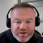 Wayne Rooney chatuje na podcaste.