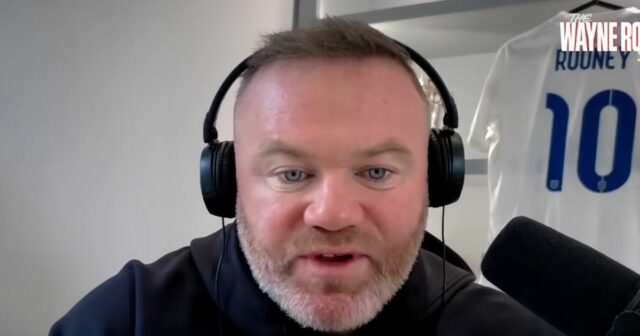 Wayne Rooney chatuje na podcaste.