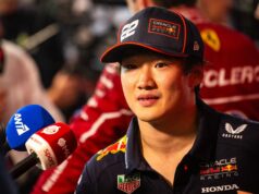 Will Buxton pozýva Yukiho Tsunodu do IndyCar po Red Bull sekere Yuki Tsunoda poskytuje rozhovor na Veľkej cene Kataru F1 - Zdroj: Getty