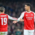 Leandro Trossard a William Saliba počas víťazstva Arsenalu v Lige majstrov nad Bayernom Mníchov