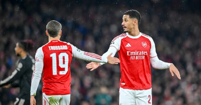 Leandro Trossard a William Saliba počas víťazstva Arsenalu v Lige majstrov nad Bayernom Mníchov