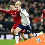 Ryan Gravenberch reaguje počas zápasu Liverpool vs Tottenham