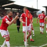 Jay Rodriguez z Wrexhamu oslavuje gól proti Stockportu