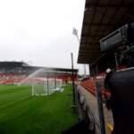 Celkový pohľad na Wrexham's Racecourse Ground vrátane televíznych kamier
