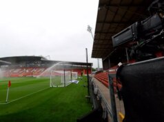 Wrexham odovzdal veľkú podporu FA Cupu, keď sa zápas v Nottinghame Forest presunul na lukratívny televízny slot Celkový pohľad na Wrexham's Racecourse Ground vrátane televíznych kamier