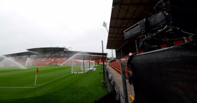 Celkový pohľad na Wrexham's Racecourse Ground vrátane televíznych kamier