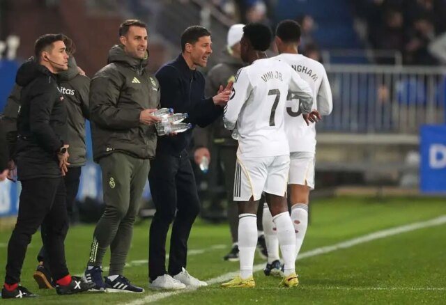 Xabi Alonso hovorí o svojom vrúcnom objatí s Viníciusom Jr. Xabi Alonso hovorí o svojom vrúcnom objatí s Viníciusom Jr.