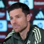 VALDEBEBAS, ŠPANIELSKO – 16. DECEMBER: Xabi Alonso, hlavný tréner Realu Madrid, sa zúčastňuje na svojej tlačovej konferencii počas tréningového dňa Realu Madrid pred španielskym pohárom, Copa del Rey, futbalovým zápasom proti Talavera CF v Ciudad Deportiva Real Madrid 16. decembra 2025 vo Valdebebas, Madrid, Španielsko. (Foto Dennis Agyeman/Europa Press cez Getty Images)