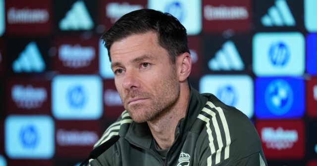Xabi Alonso požaduje okamžité kroky v prípade veľkého škandálu - VALDEBEBAS, ŠPANIELSKO – 16. DECEMBER: Xabi Alonso, hlavný tréner Realu Madrid, sa zúčastňuje na svojej tlačovej konferencii počas tréningového dňa Realu Madrid pred španielskym pohárom, Copa del Rey, futbalovým zápasom proti Talavera CF v Ciudad Deportiva Real Madrid 16. decembra 2025 vo Valdebebas, Madrid, Španielsko. (Foto Dennis Agyeman/Europa Press cez Getty Images)