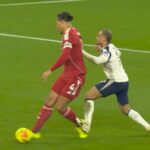 Xavi Simons sa ospravedlnil Virgilovi van Dijkovi a Tottenhamu po jeho červenej karte proti Liverpoolu