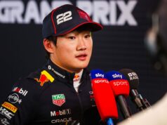 Yuki Tsunoda prerušil mlčanie po tom, čo Red Bull oznámil svoj osud pre sezónu 2026 F1 Yuki Tsunoda z Red Bullu (vľavo) a Max Verstappen (vpravo) na pretekárskom víkende Veľkej ceny Kataru 2025 – Zdroj: Getty