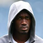 Yves Bissouma sa pozerá