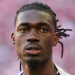 Yves Bissouma sa pozerá