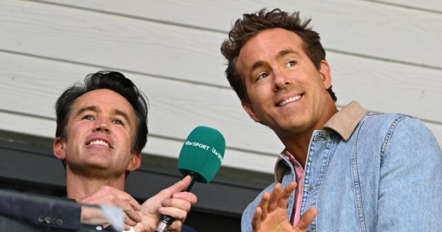 Za úžasnou presilovou hrou Ryana Reynoldsa a Roba Maca vo Spolumajitelia Wrexhamu Rob McElhenney a Ryan Reynolds na tribúne na Racecourse Ground