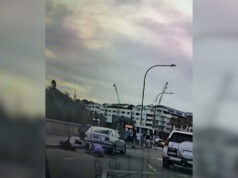 Zábery z Dashcam zachytávajú moment, keď sa pár snaží zastaviť strelca Bondiho | Násilie so zbraňami Zábery z Dashcam zachytávajú moment, keď sa pár snaží zastaviť strelca Bondiho | Násilie so zbraňami