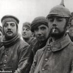 Britskí a nemeckí vojaci zložili zbrane a v roku 1914 sa spojili, aby dosiahli jedinečné vianočné prímerie