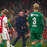 Zápas Ajaxu ukončený po 5 minútach, keď hráči eskortovali tunelom | F1 | Šport