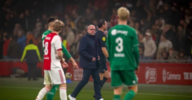 Zápas Ajaxu ukončený po 5 minútach, keď hráči eskortovali tunelom | F1 | Šport
