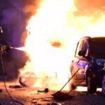 Hasič hasí požiar auta