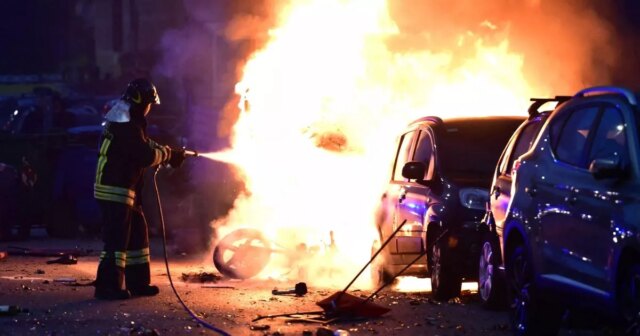 Hasič hasí požiar auta