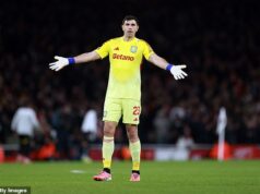 Zatrpknutá Emi Martinezová mieri rafinovane do rozhodcu na sociálnych sieťach po drahej chybe brankára Aston Villy počas ponižujúcej prehry s Arsenalom Emiliano Martinez prešiel na Instagram, aby namieril kopačky na rozhodcu za jeho výkon pri prehre Aston Villy 4:1 na ihrisku Arsenalu.