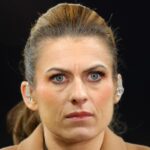 Bývalá futbalistka a odborníčka Karen Carneyová sa pozerá na zápas MD5 fázy Európskej ligy UEFA 2024/25 medzi Manchestrom United a FK Bodo/Glimt na Old Trafford 28. novembra 2024 v Manchestri v Anglicku.