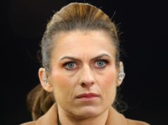 Zdravotný boj hviezdy Strictly Come Dancing Karen Carneyovej ako bývalej futbalistky sa otvára pod podmienkou Bývalá futbalistka a odborníčka Karen Carneyová sa pozerá na zápas MD5 fázy Európskej ligy UEFA 2024/25 medzi Manchestrom United a FK Bodo/Glimt na Old Trafford 28. novembra 2024 v Manchestri v Anglicku.