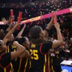 Ženy číslo 16 z USC majú zlý strelecký večer, ale stále sa dostanú cez číslo 21 vo Washingtone