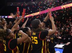 Ženy číslo 16 z USC majú zlý strelecký večer, ale stále sa dostanú cez číslo 21 vo Washingtone Ženy číslo 16 z USC majú zlý strelecký večer, ale stále sa dostanú cez číslo 21 vo Washingtone