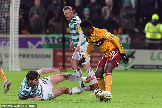 Žiadne výhovorky Fanúšikovia Celticu volajú po hlave Wilfrieda Nancyho... ale Tony Ralston sa nedokázal vyrovnať s Ibrahimom Saidom počas porážky 2:0 s Motherwellom