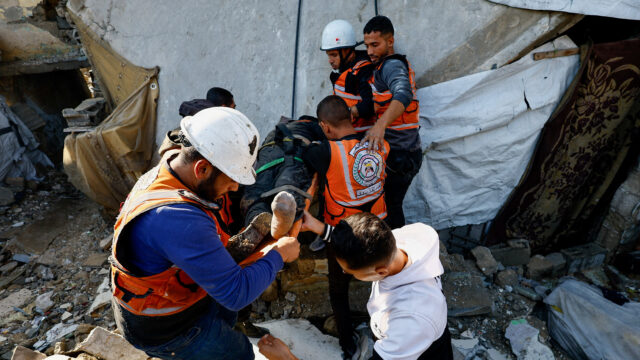 Zimné búrky spôsobujú zrútenie vojnou poškodených budov v Gaze | Newsfeed
