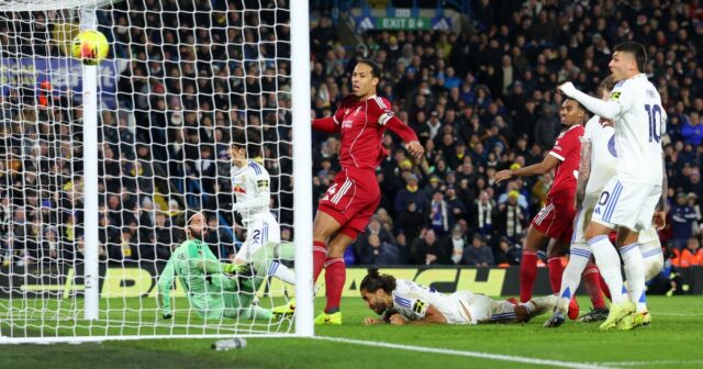 LEEDS, ANGLICKO - 6. DECEMBRA: Ao Tanaka z Leedsu United strelil tretí gól svojho tímu počas zápasu Premier League medzi Leeds United a Liverpoolom na Elland Road 6. decembra 2025 v anglickom Leedse. (Foto: Molly Darlington/Getty Images)