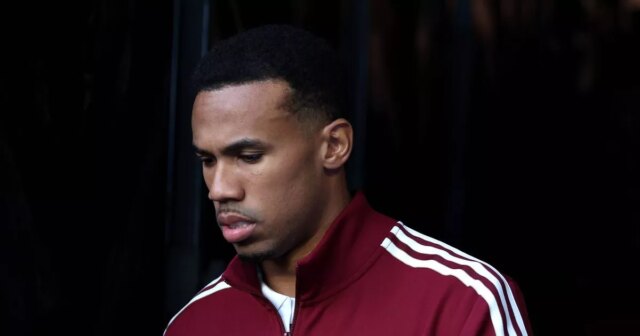 BURNLEY, ANGLICKO - 1. NOVEMBRA: Gabriel z Arsenalu nastupuje na ihrisko pred zápasom Premier League medzi Burnley a Arsenalom na Turf Moor 1. novembra 2025 v Burnley v Anglicku. (Foto: George Wood/Getty Images)