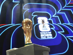 Žreb majstrovstiev sveta 2026: Dráma, diplomacia, celebrity – a USMNT netrpezlivo očakávajú svoj osud WASHINGTON, DC – 3. DECEMBER: FIFA World Cup Trophy je vidieť na pódiu v Kennedy Center pred oficiálnym žrebovaním FIFA World Cup 2026, ktoré sa uskutoční 3. decembra 2025 vo Washingtone, DC. (Foto: Michael Regan – FIFA/FIFA cez Getty Images)