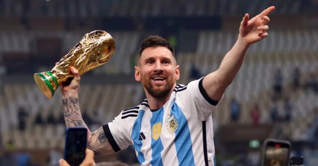 Žreb majstrovstiev sveta je taký komplikovaný, že Anglicku a Škótsku Lionel Messi oslavuje víťazstvo na majstrovstvách sveta 2022