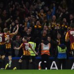 Mark Yeates z Bradfordu City oslavuje štvrtý gól v zápase proti Chelsea