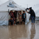 Zúfalé deti v Gaze sa snažia udržať povodňovú vodu mimo stanov | Newsfeed