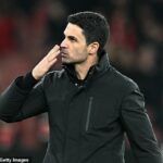 Mikel Arteta bol videný, ako pomáha svojim hráčom Arsenalu s ich označovaním