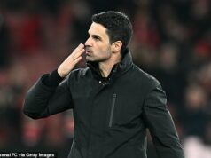 „Ako je to dovolené?“: Fanúšikovia si všimli trik Mikela Artetu proti Aston Ville – a nie je to prvýkrát, čo manažér Arsenalu použil „neznesiteľnú“ taktiku Mikel Arteta bol videný, ako pomáha svojim hráčom Arsenalu s ich označovaním