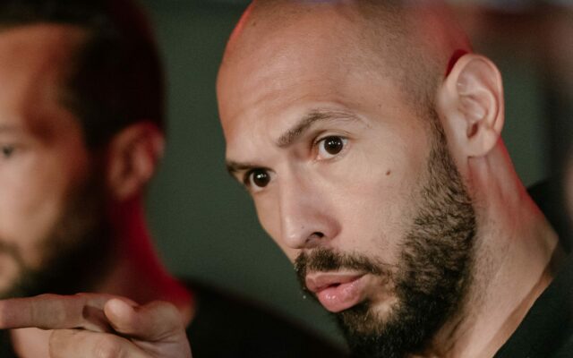 „Generačný aura dlh“ – britský boxer Misfits sa obracia na osobu Andrewa Tatea a na Chasea DeMoora vypáli vulgárne nadávky
