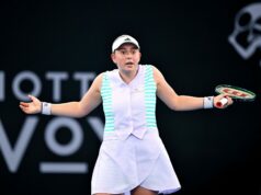 „Kňučivé“ správanie Jeleny Ostapenkovej a kontroverzné správanie jej hviezdy WTA s deťmi s loptou, ktoré vyvolali bývalí americkí profesionáli Ostapenková na finále WTA 2025 (Zdroj obrázka: Getty)