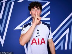 „Ľudia nás neustále kritizujú. ja nepočúvam. Na ich názoroch nezáleží“: Spurs sa čuduje chlapcovi ARCHIEMU GRAYOVI, že blokuje kritikov, že si uvedomuje svoju chybu v Nottingham Forest a špeciálne pokyny, ktoré dostáva od Thomasa Franka „Robíme to pre život,“ hovorí hviezda Tottenhamu Archie Gray. „Ľudia nás neustále kritizujú, takže sme si na to zvykli. Nepočúvam tých ľudí. Ich názory pre mňa nie sú dôležité